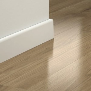 Prestige Decor L8/1; Listwa przypodłogowa MDF lakierowana kolor biały RAL 9003; Wymiary: 2500 x 12 x 80 mm